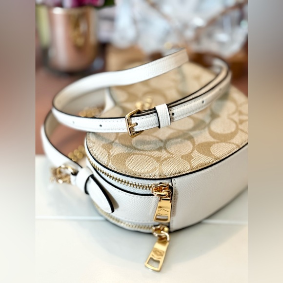 New Coach Heart Crossbody Bag - Picture 9 of 10